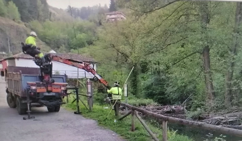 CANGAS DEL NARCEA.- Labores de conservación en el río Naviego (Paseo del Vino)