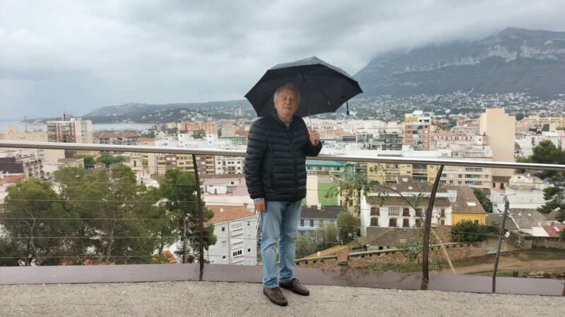 Con agua y en tierra de otros. Entre charcos y bajo toldos