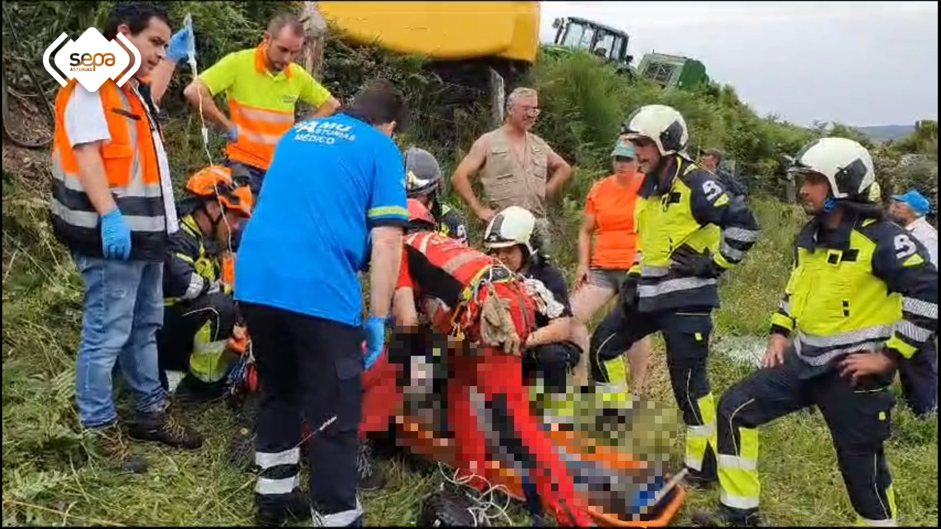 ALLANDE.- Herido grave al volcar su tractor