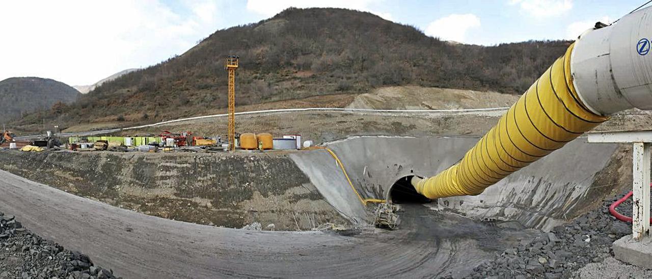 SUROCCIDENTE.- Victorino Alonso alquila maquinaria para restaurar los espacios mineros que él explotó