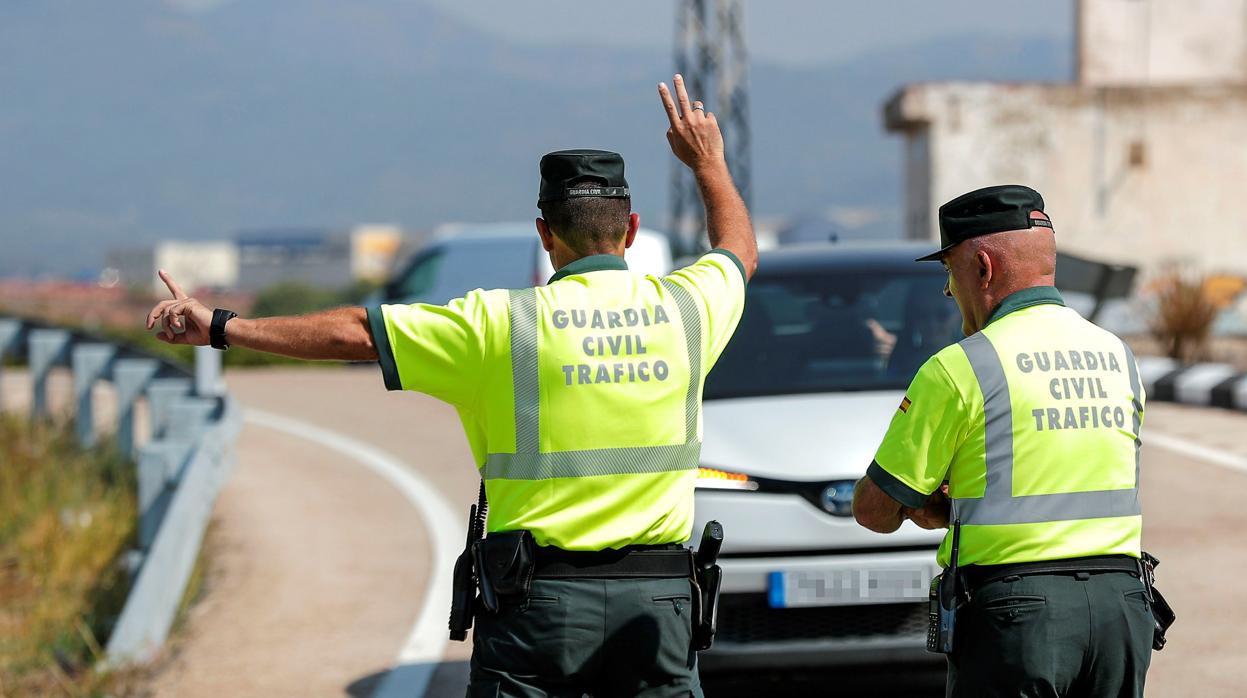 CANGAS DEL NARCEA.- Inmovilizado un transporte escolar al dar positivo su conductor en un control de drogas