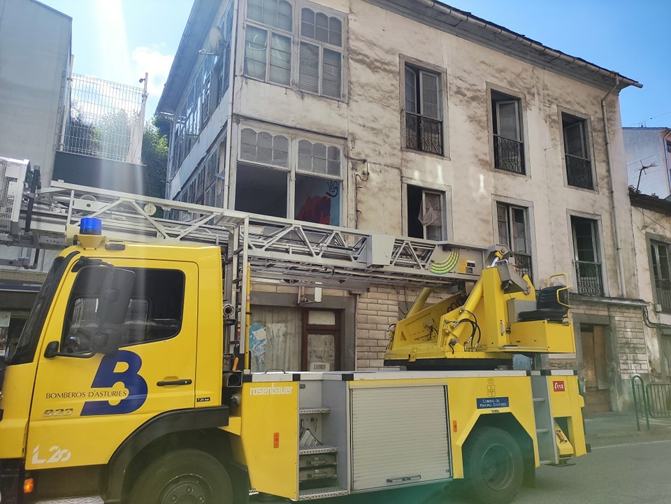 CANGAS DEL NARCEA.- Incendio urbano sin consecuencias