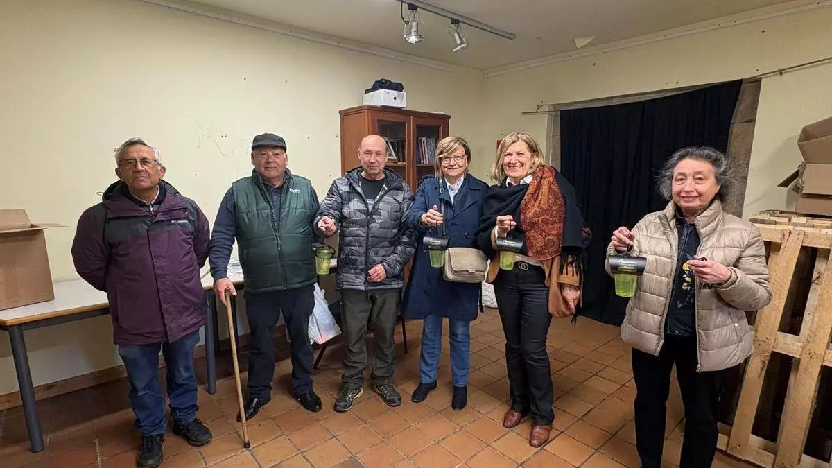 CANGAS DEL NARCEA comenzó el reparto de trampas contra la avispa asiática