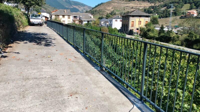 CANGAS DEL NARCEA instala barandillas de seguridad en varios puntos del concejo