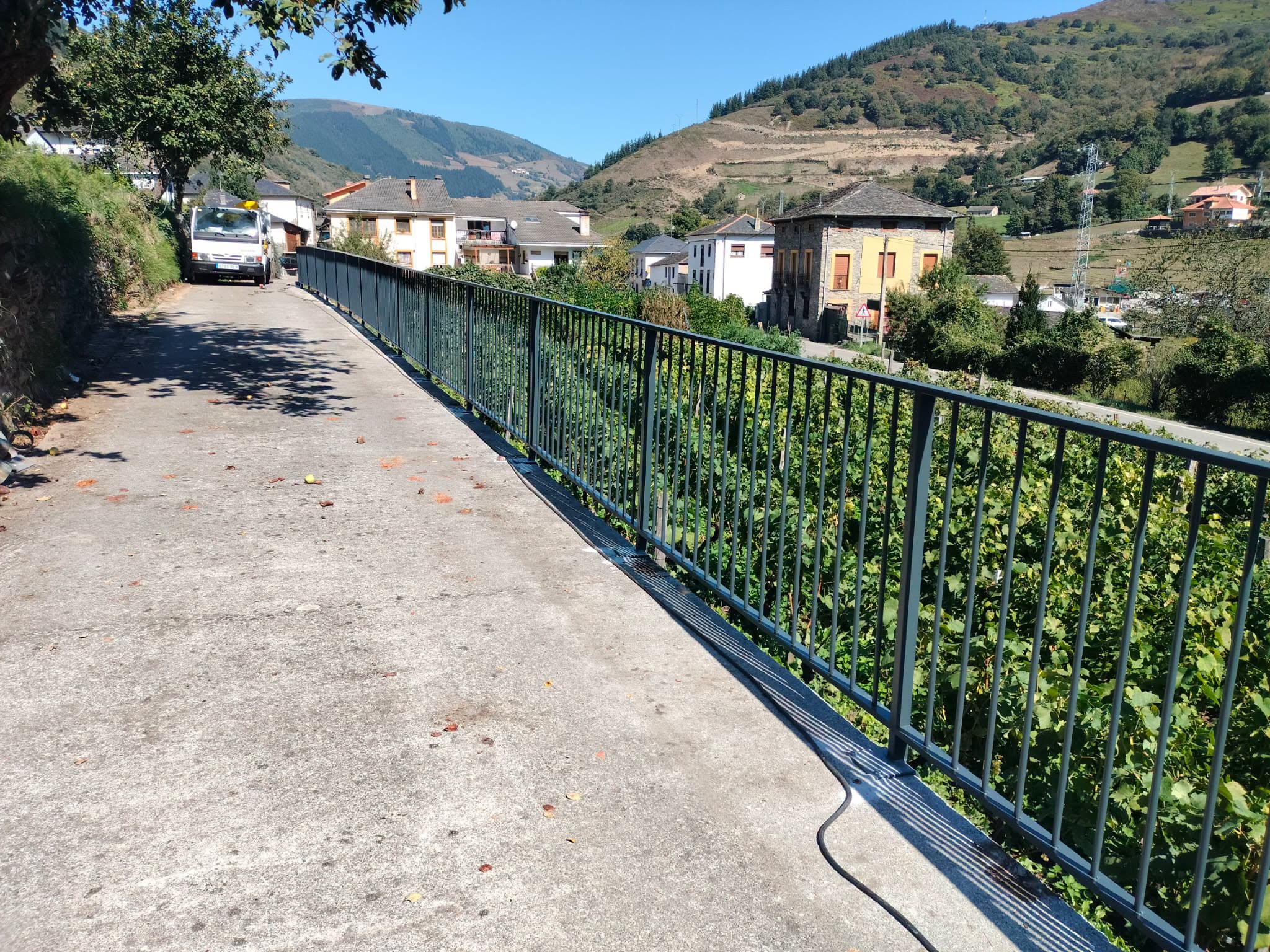 CANGAS DEL NARCEA instala barandillas de seguridad en varios puntos del concejo